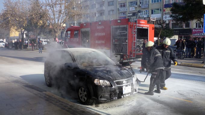 Uyarıları dikkate almadı, otomobili yandı