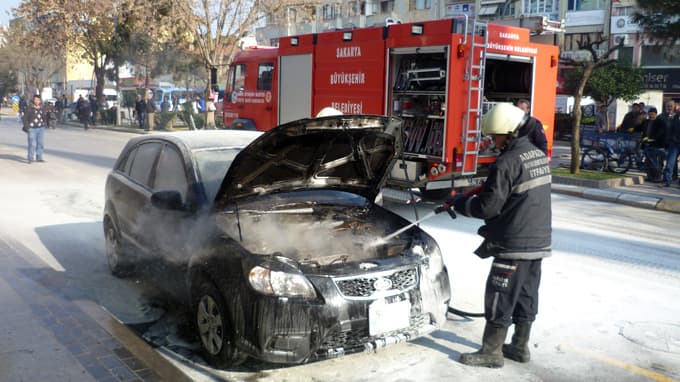 Uyarıları dikkate almadı, otomobili yandı