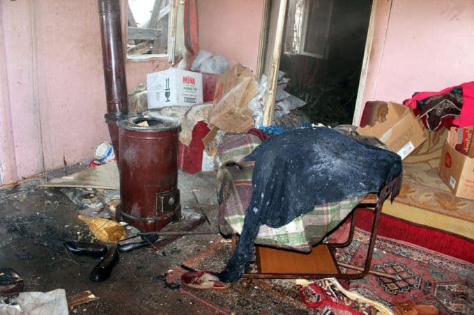 Yaşlı kadın, yanmaktan son anda kurtuldu