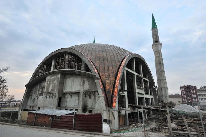 İhtişamlı caminin kubbesi tamamlandı
