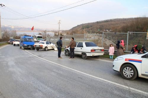 Sapanca'da iki otomobil kafa kafaya çarpıştı