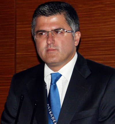 <p><font size="2"><font face="verdana,geneva"><strong>TEDAVİ &Ouml;NCESİ HASTALIKLI B&Ouml;LGE İŞARETLENDİ</strong><br /><br />Radyoterapi &ouml;ncesinde hastaya bilgisayarlı tomografi &ccedil;ekildiğini ifade eden Prof. &Ouml;zyar:&nbsp;&quot;Tomografi sonucu elde edilen planlama g&ouml;r&uuml;nt&uuml;leri incelenerek ışınlanması gereken prostat kanserli b&ouml;lgeler ve korumak istenilen normal dokular tek tek belirlendi. Bu esnada hastanın iki yan ve &ouml;n kal&ccedil;a b&ouml;lgesine tedavi planlamasında kullanılacak&nbsp; işaretler konuldu. Bu işaretler &ouml;zellikle hastalıklı b&ouml;lgenin olduğu kal&ccedil;a b&ouml;lgesine yerleştirildi. Bu işaretlerin &uuml;zeri &ouml;zel bantlarla kapatılarak 1.5 ay s&uuml;recek tedavi sırasında hastanın su ile rahat&ccedil;a yıkanabilmesi sağlandı. Hastanın &uuml;zerindeki işaretler ve tedavi odasında bulunan lazerler kullanılarak tedavi edilmek istenen alanların kesin tespitinin ardından haftada 5 g&uuml;n toplam 35 seans s&uuml;recek tedaviye ge&ccedil;ildi&quot; dedi.</font></font></p><p><font face="verdana,geneva" size="2">Her tedavi &ouml;ncesinde hastanın &uuml;zerindeki işaretlerin doğruluğunu kontrol etmek ve t&uuml;m&ouml;r&uuml;n hassas bir şekilde ışınlanabilmesi i&ccedil;in IGRT ( g&ouml;r&uuml;nt&uuml; kılavuzluğunda radyoterapi ) teknolojisinin kullanıldığının altını &ccedil;izen Prof. Dr. &Ouml;zyar, IGRT teknolojisinin T&uuml;rkiye&rsquo;de ilk kez Acıbadem Bursa Hastanesi&rsquo;nde kullanıldığını belirtti. Bu teknoloji sayesinde hastanın t&uuml;m&ouml;rl&uuml; b&ouml;lgesinin m&uuml;mk&uuml;n olan en hassas ve en doğru şekilde ışınlanabildiğini ifade eden Prof. &Ouml;zyar, radyoterapi sırasında&nbsp; g&uuml;nl&uuml;k IGRT uygulamasını, radyoterapinin y&uuml;ksek başarı oranı sağlamasına neden olacağından tercih ettiklerini kaydetti.</font></p>