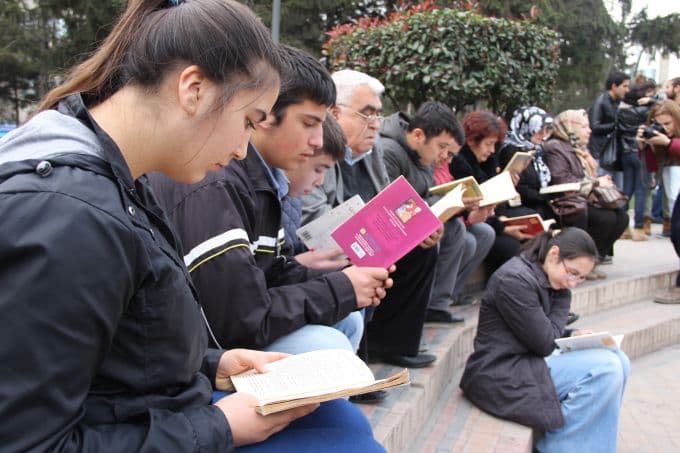 Engelliler açık havada kitap okudu