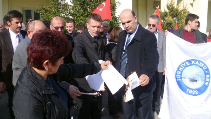 Maaş zammına tepkilerini böyle gösterdiler