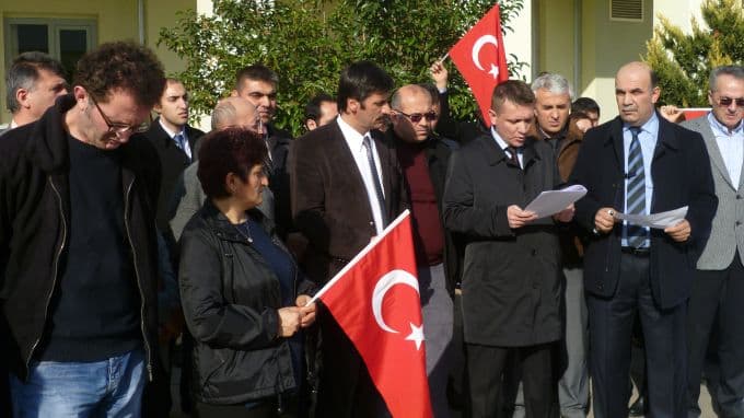 Maaş zammına tepkilerini böyle gösterdiler