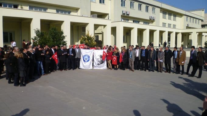 Maaş zammına tepkilerini böyle gösterdiler