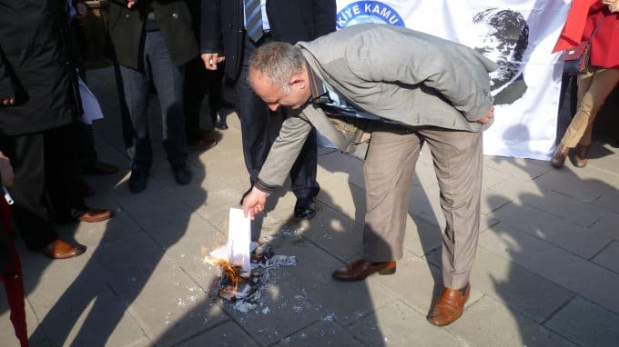 Maaş zammına tepkilerini böyle gösterdiler