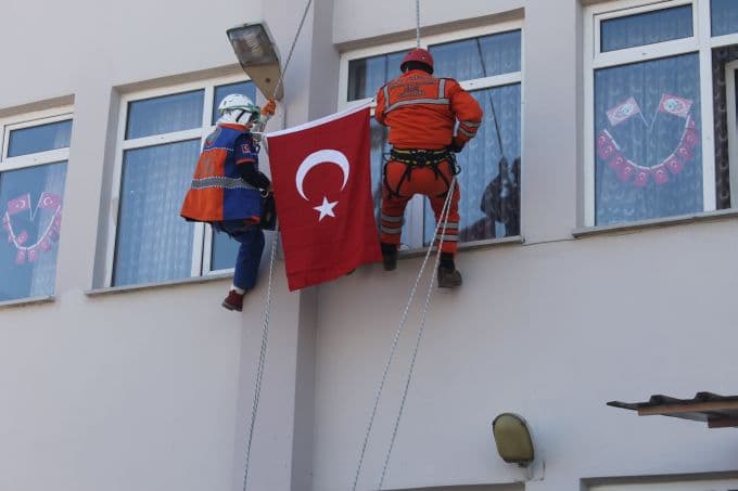 Okuldaki yangın tatbikatı gerçeğini aratmadı