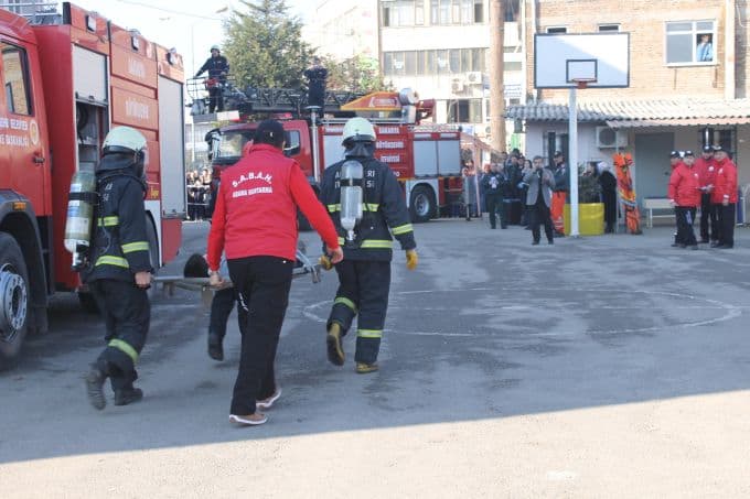 Okuldaki yangın tatbikatı gerçeğini aratmadı