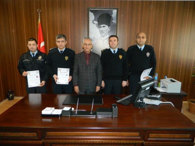 Başarılı polislere belge verildi