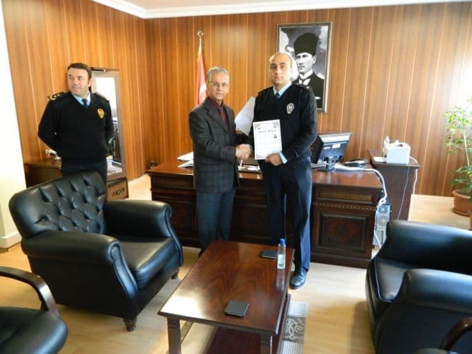 Başarılı polislere belge verildi