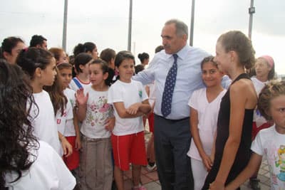 <p><strong><font face="verdana,geneva" size="2">&Ccedil;ocuklar benim sevgililerim</font></strong></p><p><font face="verdana,geneva" size="2">İnci; &Ccedil;ocuklarımızın başında konusunda uzman beden eğitimi &ouml;ğretmenleri var. O &ouml;ğretmenlerin bir &ouml;zelliği daha var. Onlar benim yetiştirdiğim &ouml;ğretmenlerdir. Bug&uuml;nse onlar &ouml;ğrenci yetiştiriyorlar. &Ccedil;ocuklarımızı en iyi şekilde yetiştirdiklerinden en ufak bir ş&uuml;phem yok. Belediye olarak yaptığımız hizmetlerin temelinde hep &ccedil;ocuklarımız var. Onlara g&uuml;zel bir Hendek teslim edeceğiz&quot; dedi. Başkan İnci yaz spor okulunun başarılı ge&ccedil;mesinden mutluluk duyduğunu s&ouml;yleyerek, <font color="#cc0000">&quot;Size a&ccedil;ılışta s&ouml;z verdiğim gibi spor okulumuzun finalini Bayraktepe&acute;de yaptık. Bu eser Hendek halkına ve T&uuml;rk Milletine hayırlı oldun&quot; </font>dedi.</font></p><p><font face="verdana,geneva" size="2">Hendek Belediyesi b&uuml;nyesinde a&ccedil;ılan yaz spor okulları 6 haftalık bir d&ouml;nemi kapsadı. Sporcular, akademisyen beden &ouml;ğretmenleri g&ouml;zetiminde yetiştirildi. Bu yıl 1450 &ouml;ğrencinin kayıt yaptırdığı yaz spor okulunda Futbol, hentbol, voleybol, basketbol, jimnastik, atletizm, muay-thai, taekwon-do, badminton, masa tenisi, karate-do ve g&uuml;reş olmak &uuml;zere toplam 12 branşta eğitim verildi.</font></p>