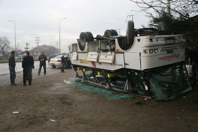 D-100'de işçileri taşıyan servis devrildi: 10 yaralı!
