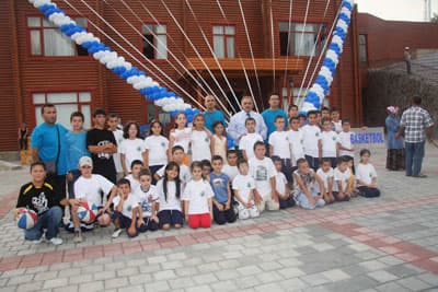 <p><strong><font face="verdana,geneva" size="2">Sporcular g&ouml;steri yaptı</font></strong></p><p><font face="verdana,geneva" size="2">Yaz spor okulunun final t&ouml;reninde t&uuml;m branşlar g&ouml;steri yaptı. Final t&ouml;reninde velilerde en az &ouml;ğrenciler kadar heyecanlıydılar. G&ouml;steri yapan sporcular seyircilerden b&uuml;y&uuml;k alkış aldılar. Program sonunda &ouml;ğrencilere sertifikaları verildi. Başkan İnci, yaz spor okulunda g&ouml;rev yapan beden eğitimi &ouml;ğretmenlerine teşekk&uuml;r ederek plaket takdim etti. Yaz spor okulunda Sefer Sarı, Nurkan Kayacık, Feyzullah K&ouml;stereli, Kemal Ayyıldız, Halil Gen&ccedil;, Aykut Duman, Erkan G&uuml;lery&uuml;z, Ufuk &Uuml;nl&uuml;soy, İdris Demir, Murat Yiğit, Fahri K&uuml;t, S&uuml;leyman Akıcı, Murat Tokat, Yaşar Yarıcı, Hakan Semiz, İlhan Bal, Lokman Olmuştur, Murat Sakal, Ali Ko&ccedil;, Celil Keleşoğlu, Cumhur Dervişoğlu, Lale Kır&ccedil;i&ccedil;ek, Sliha Kır, Muzaffer Yılmaz, Mehmet Kara, B&uuml;nyamin Fatih &Ouml;zel ve Erkan Yani&ccedil; g&ouml;rev aldılar.</font></p>