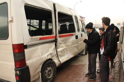 Belediye otobüsü, öğrenci servisine çarptı
