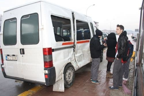 Belediye otobüsü, öğrenci servisine çarptı