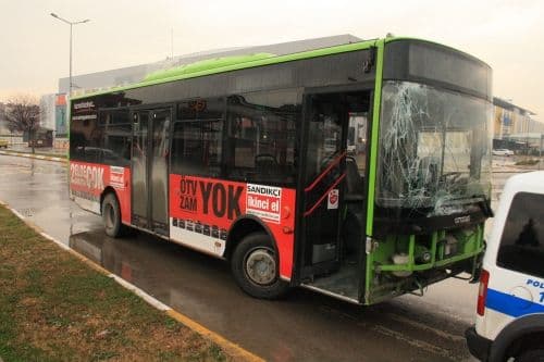 Belediye otobüsü, öğrenci servisine çarptı