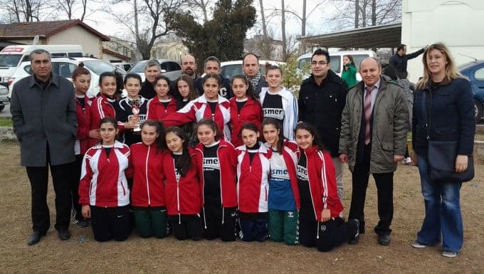 Cengiz Topel'in kızları futbolda il şampiyonu oldu