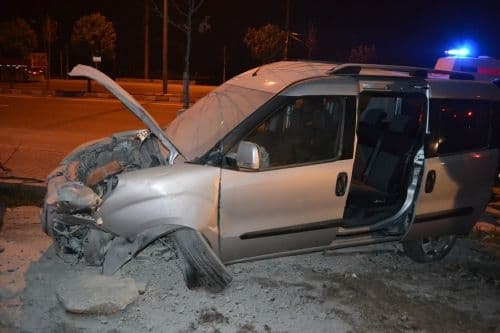 Aydınlatma direğine çarpan araç alev aldı