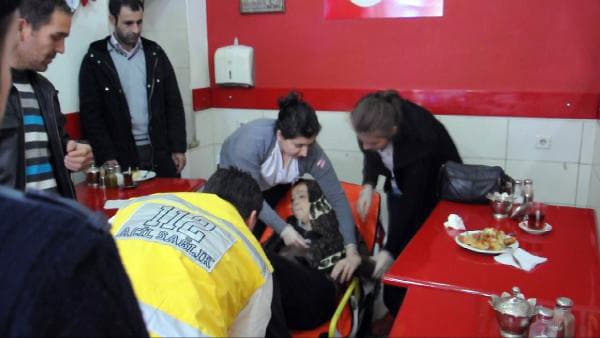 Börekçiye "3 gündür bir şey yemedim" diyen kadın bayıldı