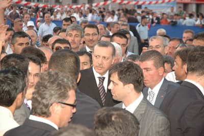 <font face="verdana,geneva" size="2">Kent meydanında halka hitap eden Erdoğan, bu &uuml;lkenin topraklarından ter&ouml;r&uuml; kazıyacaklarını belirterek, &quot;<font color="#cc0000">İstanbul'un G&uuml;ng&ouml;ren il&ccedil;esinde Pazar akşamı 10 dakika arayla 2 tane insanlıktan nasibini almamış ter&ouml;ristlerin yerleştirdiği bombalar nedeniyle kaybettiğimiz 17 vatandaşımızı rahmetle anarken, yaralanan 154 vatandaşımıza acil şifalar diliyorum. Kendim adına sizin adınıza ter&ouml;r ve ter&ouml;ristleri lanetliyorum. Ter&ouml;r nereden gelirse gelsin ister sağından ister solundan gelsin ter&ouml;r&uuml;n dini, dili, ırkı ve vatanı yoktur. Ter&ouml;r ne zaman ortaya &ccedil;ıkacağı ne zaman vuracağı belli olmayan fenomendir. Birlik olun bir olan er yada ge&ccedil; bu &uuml;lkenin topraklarından ter&ouml;r&uuml;n k&ouml;k&uuml;n&uuml; kazıyıp atacağız</font>&quot; diye konuştu.</font>