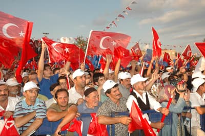 <font face="verdana,geneva" size="2">Erdoğan, operasyonların devam edeceğini belirterek, &quot;T&uuml;rkiye'nin muasır medeniyetler seviyesine ulaşması i&ccedil;in eğitimde, sağlıkta, adalette, ulaşımda, tarımda, emniyette b&uuml;y&uuml;k adımlar attık. Muasır medeniyet seviyesine &ccedil;ıkmak lafla olmuyor. İcraatla oluyor. Bunları yaparken ter&ouml;rle, mafyayla ve &ccedil;eteyle m&uuml;cadele ediyoruz. B&uuml;t&uuml;n bu m&uuml;cadelemiz &uuml;lkemizin huzuru i&ccedil;in, &uuml;lkemizin mutluğu i&ccedil;in. &Uuml;lkemiz mutlu ve huzurlu bir zemin yakalaması i&ccedil;indir. Bu topraklarda mutluğu ve huzuru bularak yaşayacağız. Operasyonlar hız kesmeden devam edecek. Biz bunları birileri gibi s&uuml;men altı yapmadık&quot; dedi.</font>