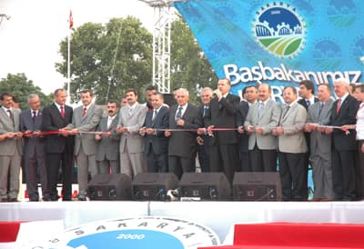 <font face="verdana,geneva" size="2">TOKİ Başkanı Erdoğan Bayraktar, 2003 yılından itibaren başlattıkları konut hamlesiyle 320 bin konut inşaatına başladıklarını ifade ederek, 2011 yılına kadar 500 bin konutu bitireceklerini kaydetti. <br /><br />Milli Eğitim Başkanı H&uuml;seyin &Ccedil;elik, Sakarya'da eğitimde b&uuml;y&uuml;k aşama kaydettiklerini ifade ederek, 2008 yılında 500 kişilik ir &ouml;ğrenci yurdu yapacaklarını belirtti. <br /><br />Sağlık Bakanı Recep Akdağ ise, sağlık alanında &ccedil;ok b&uuml;y&uuml;k atılımlar ger&ccedil;ekleştirdiklerini ifade ederek, &quot;<font color="#cc0000">5 yıl &ouml;nce b&ouml;yle değildi</font>. <font color="#cc0000">&Ouml;n&uuml;m&uuml;zdeki 5 yıl b&ouml;yle olmayacak</font>&quot; dedi. Konuşmaların ardından TOKİ tarafından yaptırılan 2 bin 219 konutun anahtarları sembolik olarak Başbakan Erdoğan tarafından hak sahiplerine verildi. Bitirilen yatırımların toplu a&ccedil;ılışını ger&ccedil;ekleştiren Başbakan Erdoğan, programının tamamladıktan sonra Sakarya'dan ayrılarak, Ankara'ya gitti. </font>