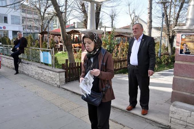 Börekçiye "3 gündür bir şey yemedim" diyen kadın bayıldı