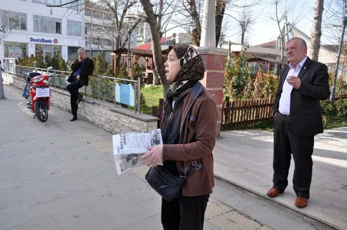 Börekçiye "3 gündür bir şey yemedim" diyen kadın bayıldı