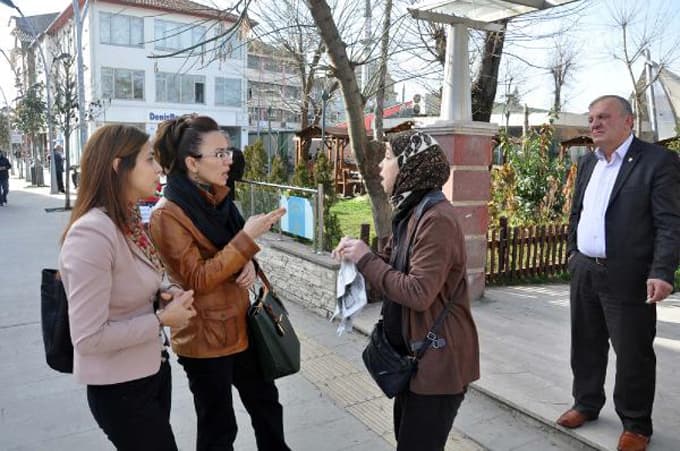 Börekçiye "3 gündür bir şey yemedim" diyen kadın bayıldı