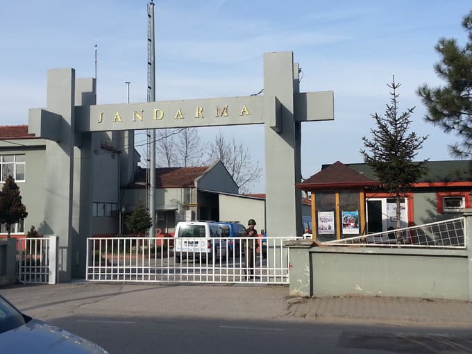 Silahlı saldırıya uğrayan şahıs jandarmaya sığındı