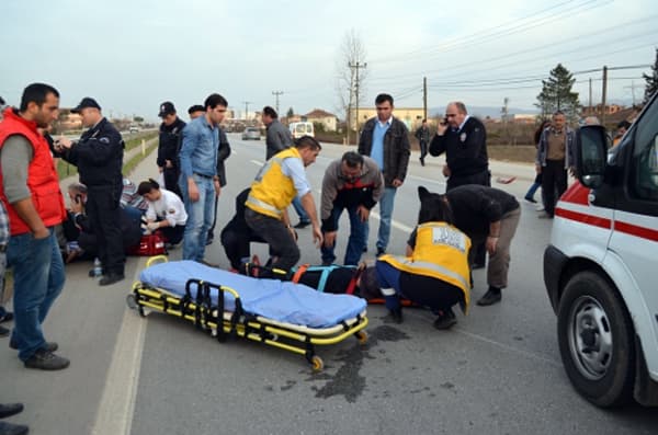 Motosiklet otobüse çarptı: 2 yaralı