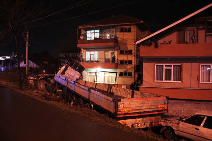 TIR bahçeye uçtu: 1 yaralı