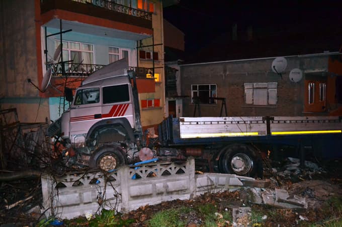 TIR bahçeye uçtu: 1 yaralı