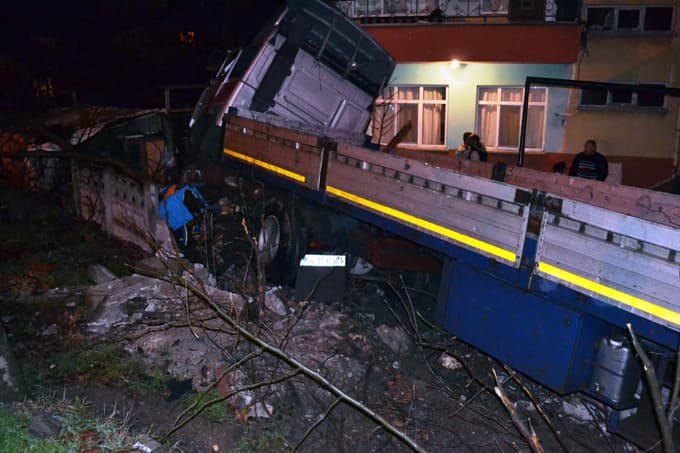 TIR bahçeye uçtu: 1 yaralı