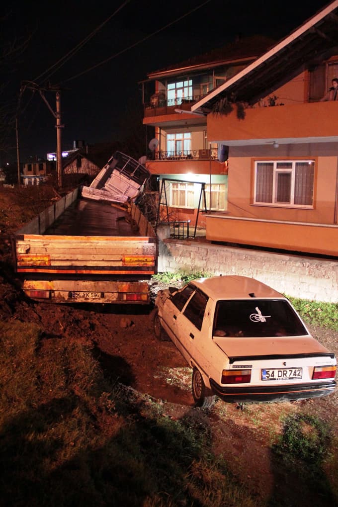 TIR bahçeye uçtu: 1 yaralı
