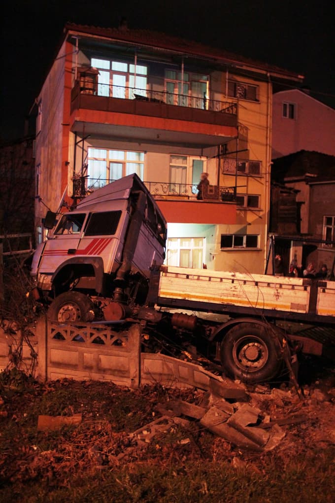 TIR bahçeye uçtu: 1 yaralı