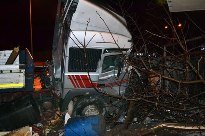 TIR bahçeye uçtu: 1 yaralı