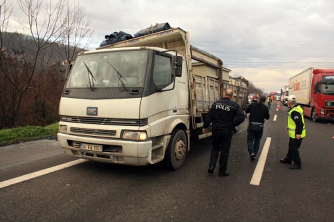 Servis otobüsü kamyona çarptı, sıkışan yaralıları itfaiye kurtardı