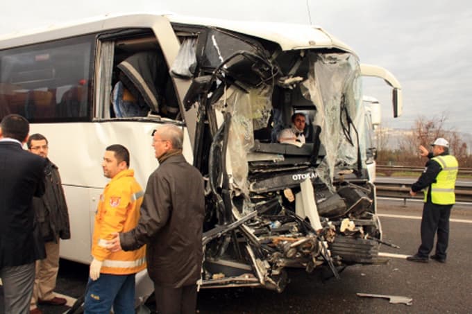 Servis otobüsü kamyona çarptı, sıkışan yaralıları itfaiye kurtardı