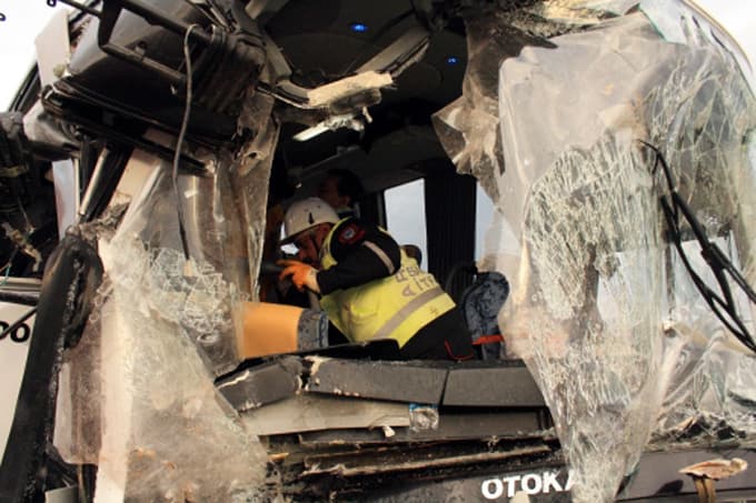 Servis otobüsü kamyona çarptı, sıkışan yaralıları itfaiye kurtardı