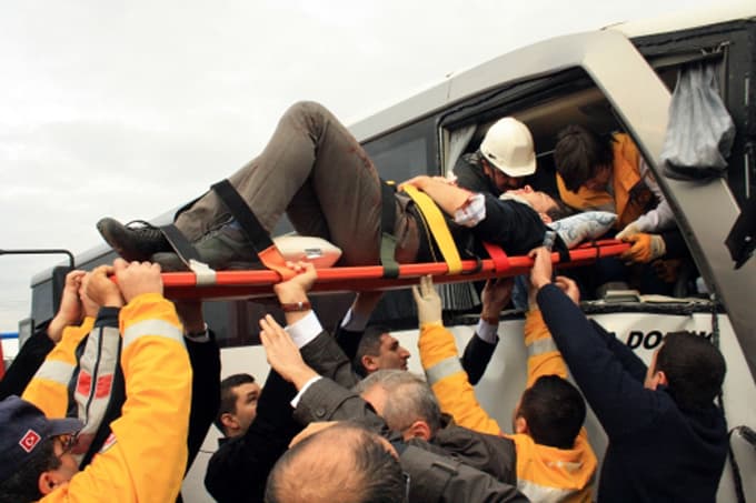 Servis otobüsü kamyona çarptı, sıkışan yaralıları itfaiye kurtardı