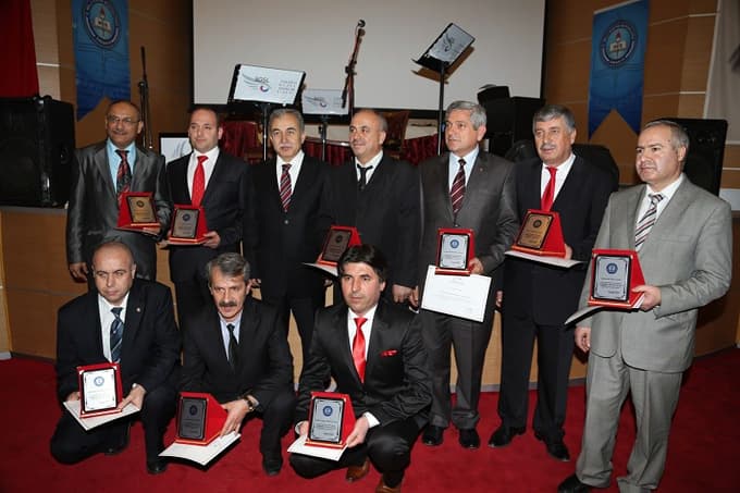 Başarılı okul ve öğrenciler ödüllendirildi