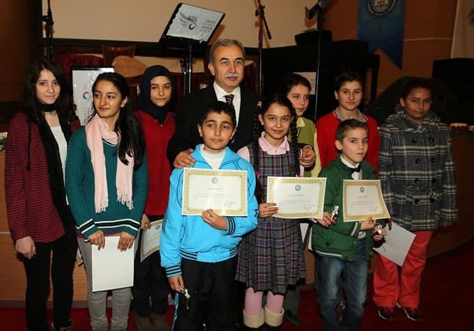 Başarılı okul ve öğrenciler ödüllendirildi