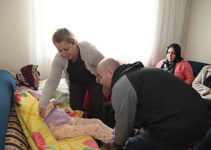 Kursiyerlerden yaşlı vatandaşlara bakım hizmeti