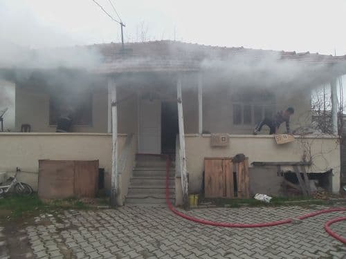 Tek katlı evde çıkan yangın korkuttu