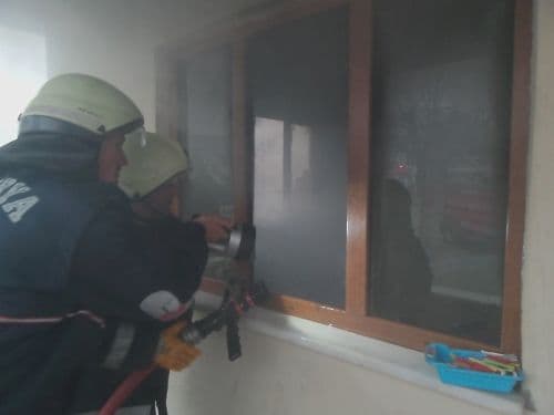 Tek katlı evde çıkan yangın korkuttu