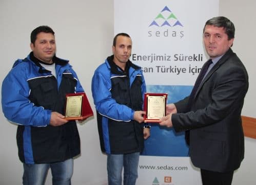 Yangında hayat kurtaran elektrik işçileri ödüllendirildi