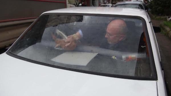 Otomobildeki ördekler, itfaiye ve polisi alarma geçirdi