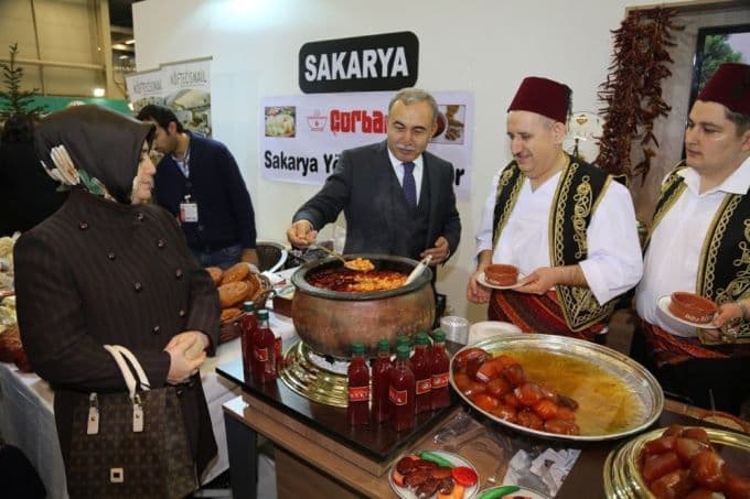 Vali Büyük, kendi elleriyle kabak tatlısı servis etti